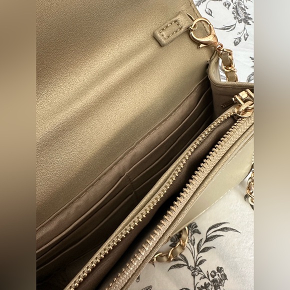 Bebe Quilted Wallet Crossbody Bag Gold Chain Strap Champagne - Picture 4 of 6